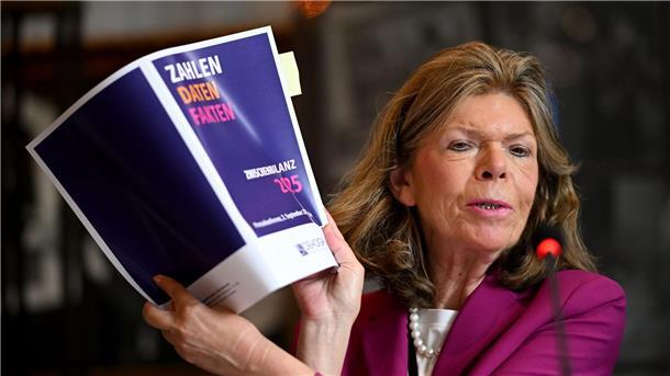 Dehoga-Hauptgeschäftsführerin Ingrid Hartges präsentiert die Halbjahreszahlen der Branche.