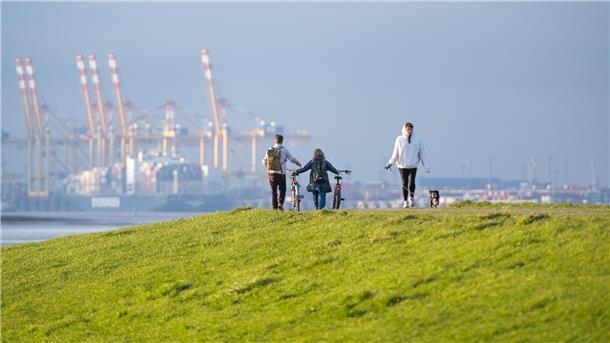 Deichblick von der Luneplate Richtung Bremerhaven. 
