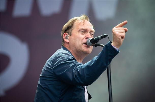Deichbrand 2023: Magische Momente auf und vor den BÜHNEN (Fotos) Deichbrand 2023 - Thees Uhlmann und Band treten am Samstagnachmittag auf der Waterstage auf.