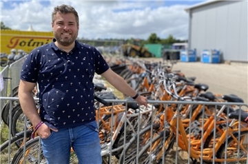 Deichbrand-Veranstalter Marc Engelke steht noch mitten im Abbau vom Deichbrand 2022, ist im Kopf aber schon bei den Planungen für 2023.