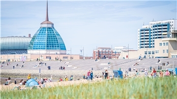 Deichpromenade in Bremerhaven: Die Stadt hat die Grenze der Neuinfektionen überschritten, ab der Lockerungen rückgängig gemacht werden sollen.