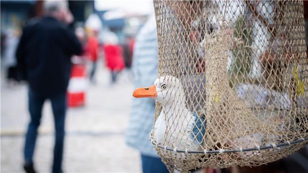 Hi, Fisch! Bilder der Fischparty im Fischereihafen Bremerhaven (mit Sonntag) Dekoration und süße Verlockungen gab es für die Gäste zu kaufen.