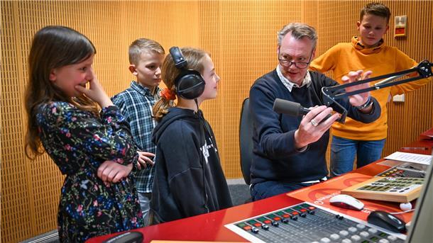 Delaya (11), Calito (8), Marit (9), und Costello (13) (von links) sprechen mit Dirk Böhling Texte für die Hein-Mück-CD ein.