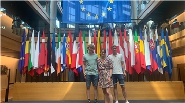 Delegation aus Hepstedt reist nach Straßburg (von links): Lukas Gerken (Hepstedt), Vilja Bartschies (Tarmstedt), Joshua Henning (Breddorf).