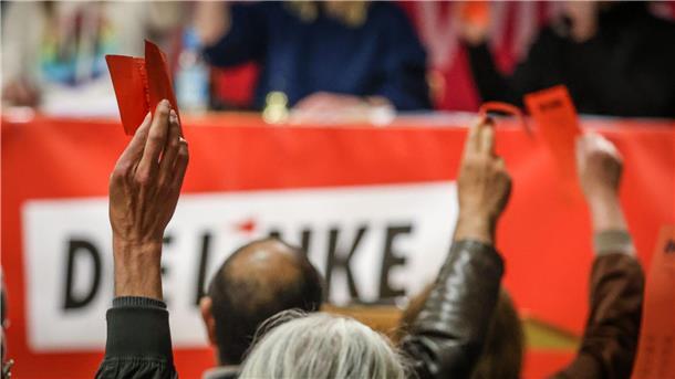Bremer Linke bestätigt Landesvorstand Delegierte heben bei einer Abstimmung auf einem Landesparteitag der Partei Die Linke ihre Stimmkarten.