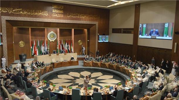 Delegierte und Außenminister der Mitgliedsstaaten versammeln sich am Sitz der Arabischen Liga.