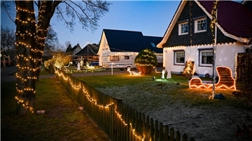 Dem Ahornweg in Nordholz verpassen die Anwohner jedes Jahr zu Weihnachten eine festliche Beleuchtung.
