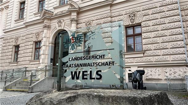 Dem Angeklagten drohen bis zu zehn Jahre Haft.