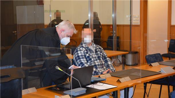 Dem Angeklagten (Mitte) wird vorgeworfen, im November 2021 einen 34-Jährigen erschossen zu haben. Am dritten Prozesstag hat er sich erstmals geäußert.