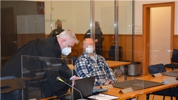 Dem Angeklagten (Mitte) wird vorgeworfen, im November 2021 einen 34-Jährigen erschossen zu haben.