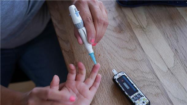 Mehr Diabetes-Erkrankungen bei Kindern und Jugendlichen Dem vierjährigen Oskar wird von seiner Mutter der Blutzuckergehalt gemessen.