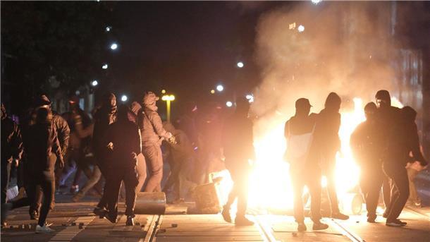 Weitere Krawalle: Leipzig kommt nicht zur Ruhe Demonstranten an einer brennenden Barrikade.