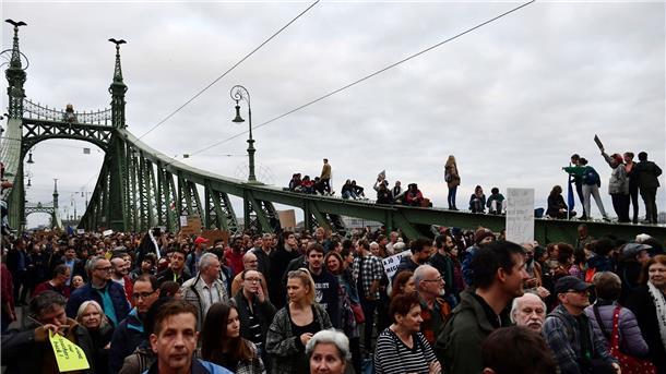 Demonstranten auf der Freiheitsbrücke in Budapest.