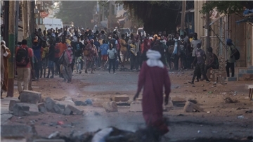 Demonstranten auf einer Straße in Dakar. Die gewalttätigen Proteste waren ausgebrochen, nachdem am Donnerstag der führende Oppositionspolitiker und Präsidentschaftskandidat Sonko wegen Missbrauchs zu zwei Jahren Haft verurteilt wurde.