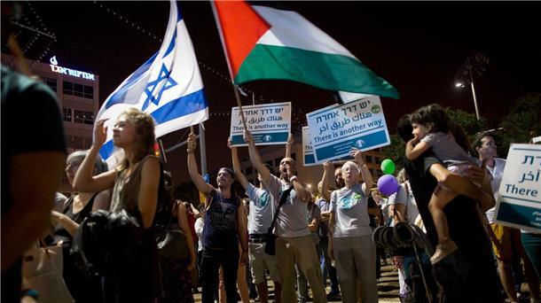 Zwei-Staaten-Lösung: Warum hat es bisher nie geklappt? Demonstranten bei einer Friedensdemonstration in Tel Aviv. (Archivbild)