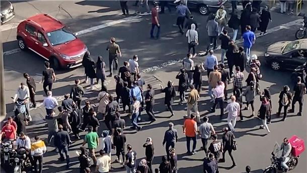 Iran und Deutschland bestellen Botschafter ein Demonstranten blockieren eine Kreuzung in Teheran.