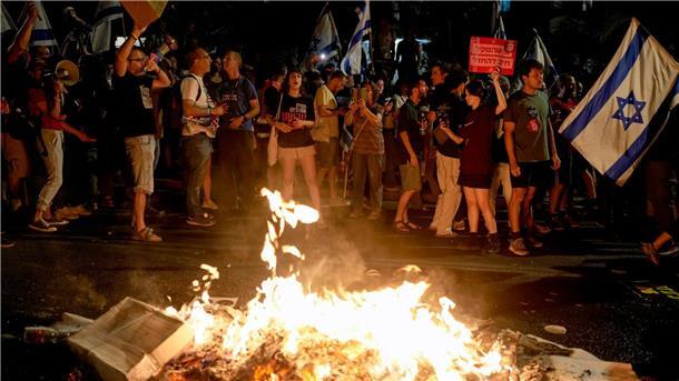Israel und Libanon: UN-Hochkommissar warnt vor Krieg Demonstranten fordern in Jerusalem Neuwahlen und die Freilassung der Geiseln, die im Gazastreifen von der Hamas festgehalten werden.