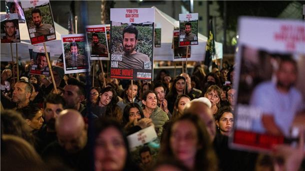 Angeblich Bewegung bei Gaza-Verhandlungen Demonstranten fordern in Tel Aviv die Freilassung der im Gazastreifen festgehaltenen Geiseln.