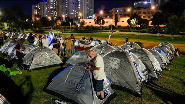 Neue Massenproteste gegen Justizreform in Israel Demonstranten haben ein Zeltlager vor dem Parlamentsgebäude in Jerusalem errichtet.