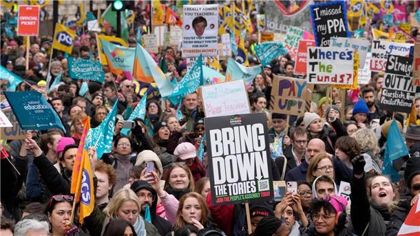 „Winter des Unmuts“: Hunderttausende Briten streiken Demonstranten haben sich in London in der Nähe der Downing Street versammelt.