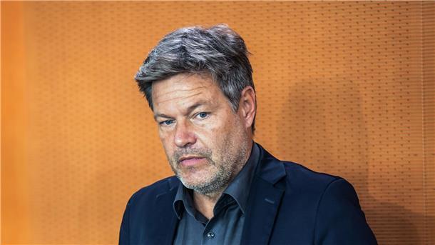 Wut auf Vizekanzler Habeck - Tumulte am Fähranleger Demonstranten haben Vizekanzler Robert Habeck in Schleswig-Holstein am Verlassen einer Fähre gehindert.