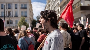 Demonstranten in Athen: Die großen Gewerkschaften des Landes hatten zu dem Streik aufgerufen. Wegen des schweren Zugunglücks mit 57 Toten vergangene Woche steht vor allem die Privatisierungspolitik des Staates in der Kritik.