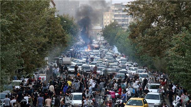 17 Menschen sterben bei schweren Unruhen im Iran Demonstranten in der Innenstadt von Teheran skandieren Parolen gegen den Tod der 22-jährigen Iranerin Mahsa Amini.
