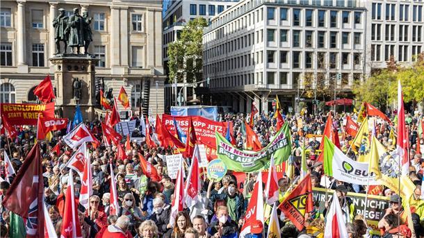 Tausende bei Demos für soziale Sicherheit in Energiekrise Demonstranten in Frankfurt am Main fordern einen Strom- und Gaspreisdeckel und weitere Hilfen.