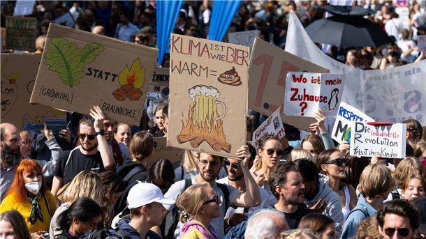 Zehntausende bei Klimastreik von Fridays For Future Demonstranten in München nehmen Bezug aufs Oktoberfest - und aufs Bier.