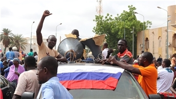 Demonstranten in Nigers Hauptstadt Niamey nach dem Militärputsch im vergangenen Sommer. Der Niger wendet sich wie zuvor seine Nachbarn Mali und Burkina Faso von den westlichen Partnern, insbesondere Ex-Kolonialmacht Frankreich, ab und Russland zu.