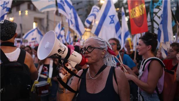 Neue Massenproteste gegen Justizreform in Israel Demonstranten in Tel Aviv.