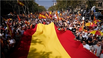 Demonstranten marschieren als Gegner der Unabhängigkeit Kataloniens auf der Straße.