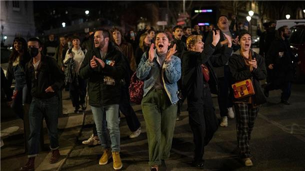 Rentenreform-Proteste: Macron sagt Charles-Besuch ab Demonstranten marschieren aus Protest gegen die Rentenreform durch die Straßen von Marseille.