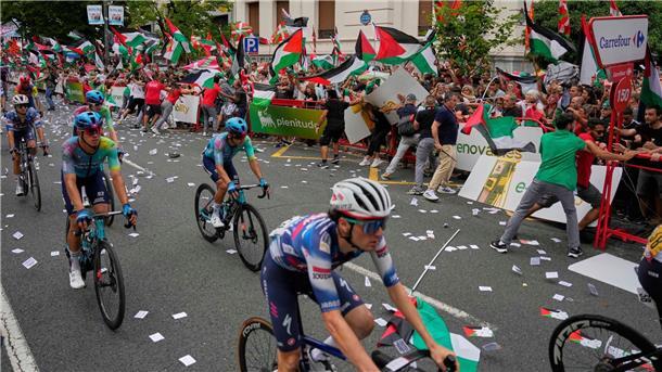 Demonstranten mit palästinensischen Fahnen sorgen bei der Vuelta für chaotische Zustände.