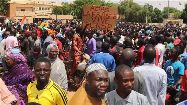 Pro-Putsch-Proteste im Niger - Ecowas droht mit Gewalt Demonstranten nehmen an einem Marsch zur Unterstützung der Putschisten in der Hauptstadt Niamey teil.