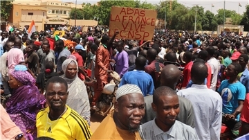 Demonstranten nehmen an einem Marsch zur Unterstützung der Putschisten in der Hauptstadt Niamey teil.