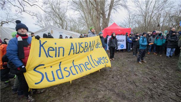 Demonstranten nehmen an einem Rundgang durch die Leinemasch am Südschnellweg teil.
