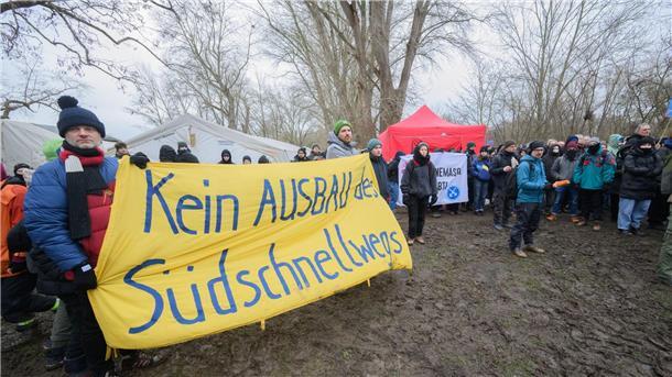 Demonstranten nehmen an einem Rundgang durch die Leinemasch am Südschnellweg teil.