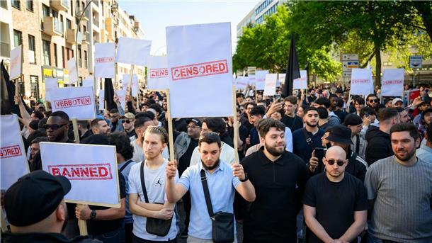 Islamisten-Demo in Hamburg unter strengen Auflagen Demonstranten nehmen an einer Kundgebung der islamistischen Gruppierung Muslim Interaktiv in Hamburg teil.