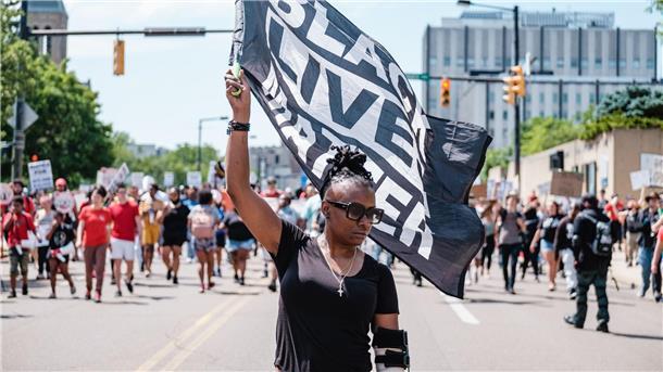 Fall Jayland Walker: Jury lehnt Anklage gegen Polizisten ab Demonstranten nehmen im Sommer 2022 an einer Kundgebung für Jayland Walker teil.