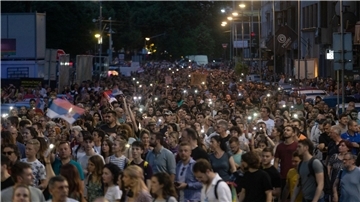 Demonstranten protestieren am 09.06.2023 in Belgrad gegen den Umgang der serbischen Regierung mit den Amokläufen.