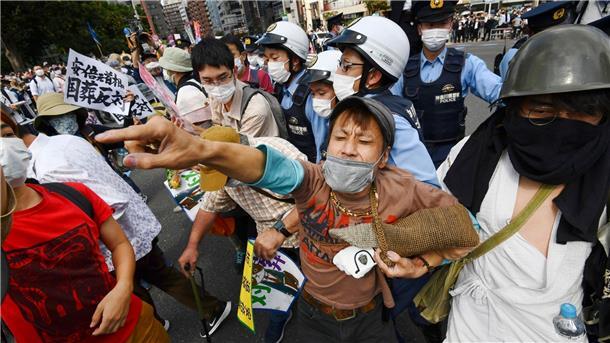 Japan ehrt ermordeten Ex-Premier Abe mit Staatstrauerakt Demonstranten protestieren gegen das Staatsbegräbnis.