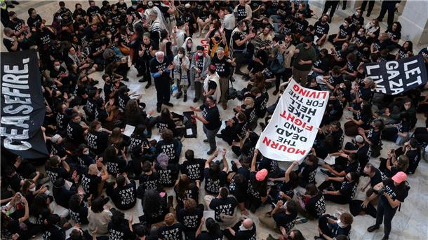 Demonstranten in US-Kongressgebäude - Festnahmen Demonstranten protestieren im Cannon House Office Building auf dem Capitol Hill.