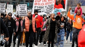 Demonstranten protestieren in Memphis, Tennessee gegen Polizeigewalt, nachdem Tyre Nichols von der dortigen Polizei verprügelt wurde und an seinen Verletzungen starb. Foto: Alex Slitz/AP/dpa
