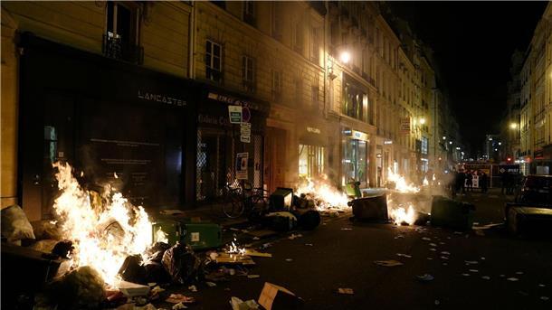 Proteste und Misstrauensvotum nach Macrons Rentenreform Demonstranten setzen in der französischen Hauptstadt Mülltonnen in Brand.