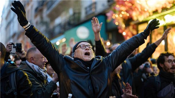 Demonstranten skandieren in Paris Slogans gegen die geplante Rentenreform.