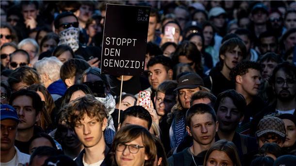Demonstranten sprechen von einem „Genozid“ an den Palästinensern, was die israelische Regierung strikt bestreitet.
