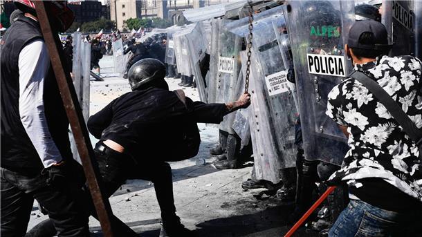 Demonstranten stürmen gegen die Polizei an während eines Marsches von Jugendlichen gegen die Regierung in Mexiko-Stadt.