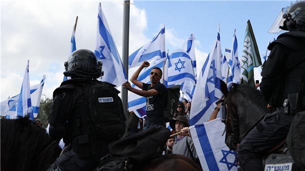 Demonstranten und berittene Polizisten in Jerusalem.
