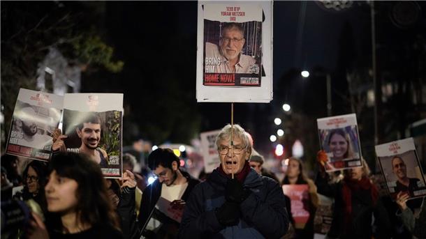 Demonstranten versammeln sich in Jerusalem, um gegen die Entscheidung von Premierminister Netanjahu zu protestieren, israelische Vertreter von Verhandlungen in Kairo abzuziehen.